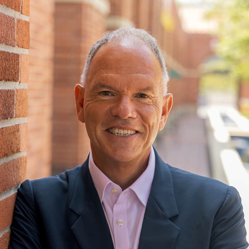 Portrait of Geoffrey Garrett, Dean of USC Marshall School of Business